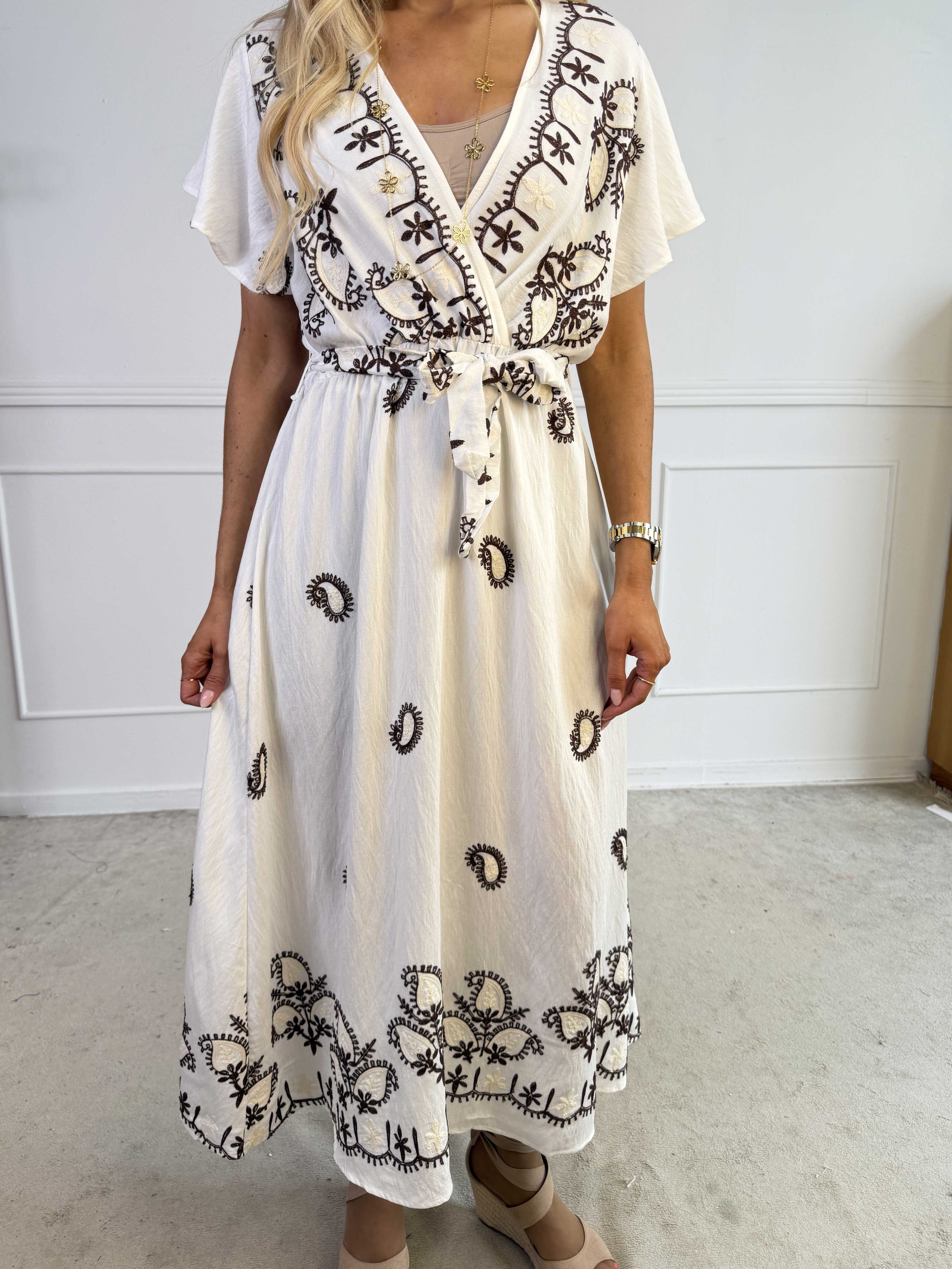 Nidia - Feminin kjole i viskoseblanding med broderet paisley mønster